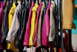 Where & How To Sell Used Clothes For Profits : MAKE BIG MONEY RESELLING USED CLOTHES !