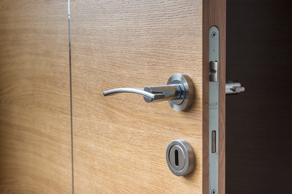 how to unlock a house door without a key